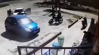 video: dos rapineros robaban una farmacia y a la salida se toparon con la policia