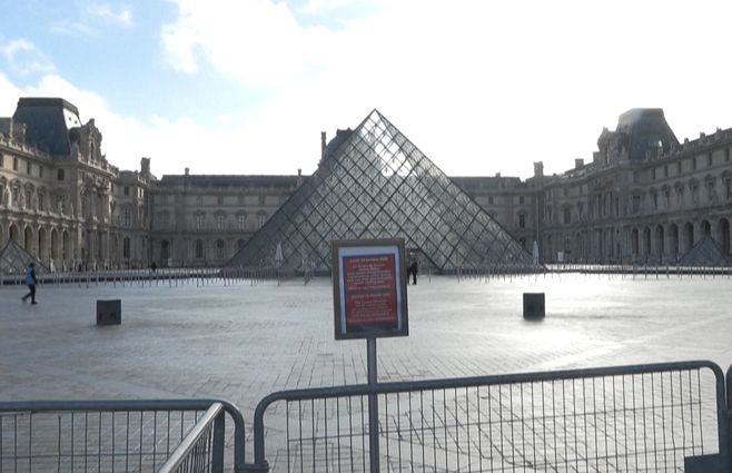 museo-del-louvre-paris-francia-archivo