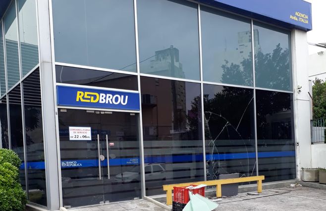 cajero explotado avenida italia y solferino (2).jpeg