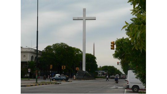 Los vecinos quieren sacar la Cruz del Papa de Bulevar Artigas