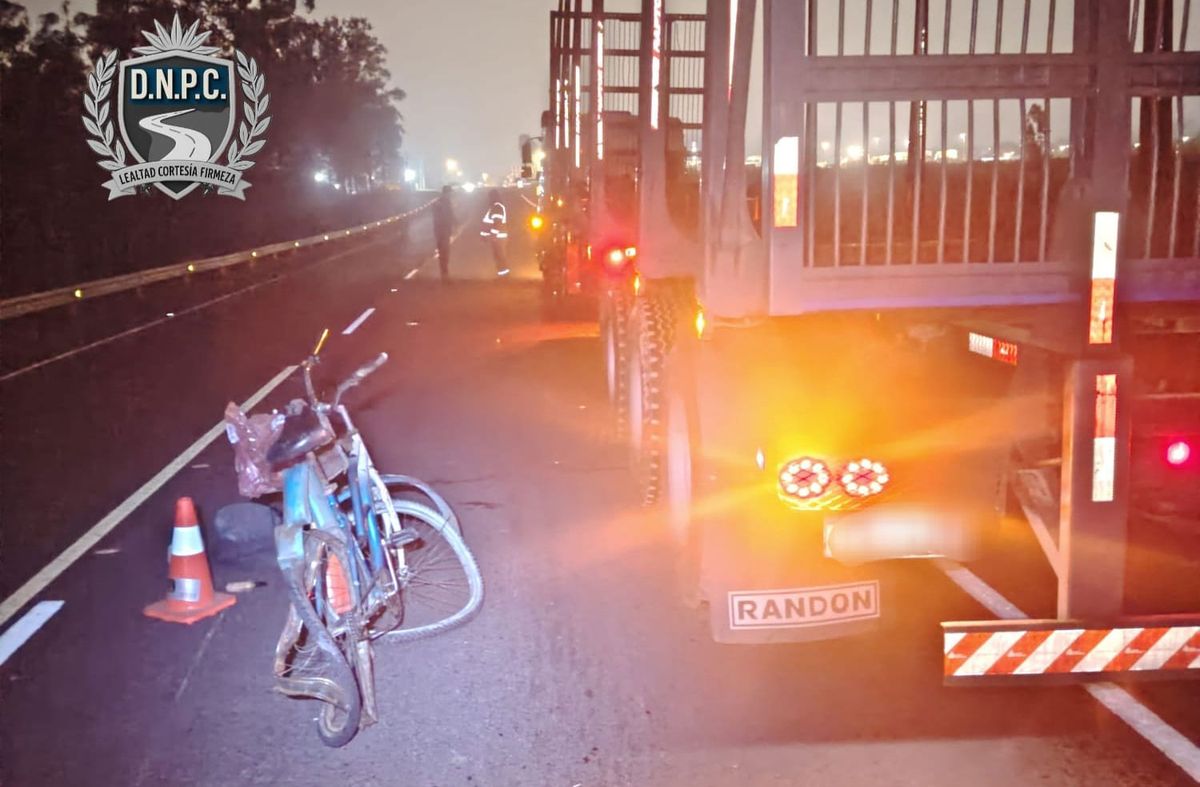 Camión embistió a ciclista en ruta 57 de Flores: el hombre sufrió lesiones graves y fue llevado a Trinidad
