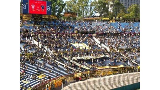 Peñarol ganó, goleó, es puntero y espera resultados