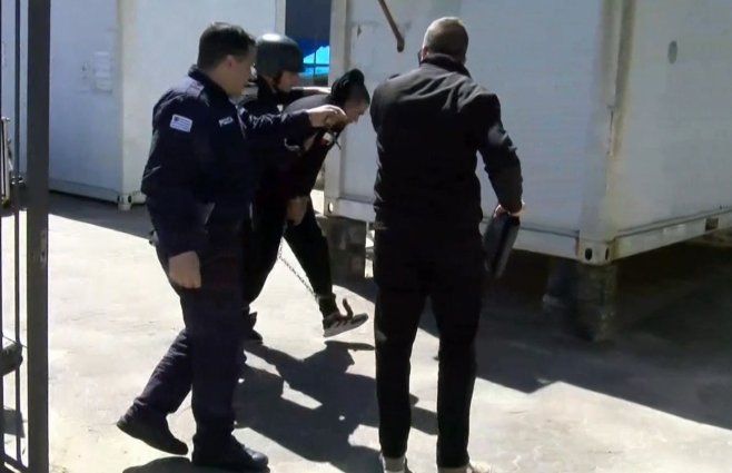 Foto: Subrayado. El Pelón es llevado ante el fiscal en Ciudad de la Costa este viernes.