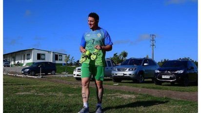 Cebolla Rodríguez, excapitán de Peñarol y goleador del Campeón del Siglo. Será una rareza verlo con Plaza Colonia