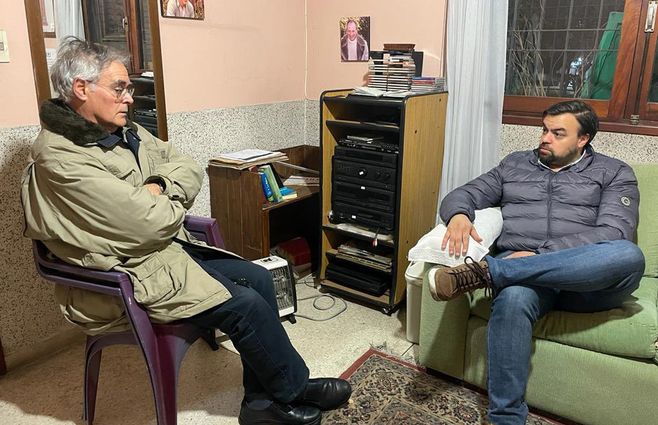 Foto: Andrés Capretti, asesor de Interior. Reunión con Omar França, párroco de Santa Bernardita.