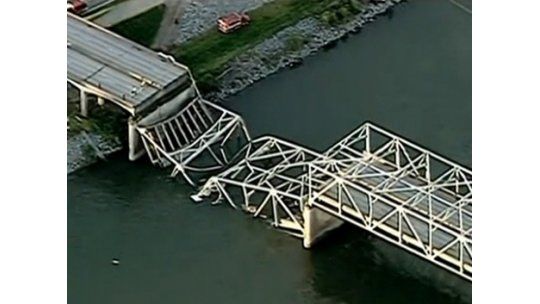 Cayó un puente en EE.UU: varios vehículos y personas al agua
