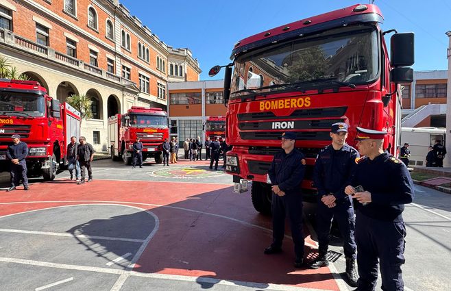 Bomberos presentó cinco camiones nuevos. Foto: Emiliano Gutiérrez, Subrayado.