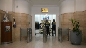 Por orden de la Justicia de Argentina, la Policía allana las oficinas de la AFA. Foto: AFP