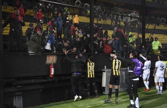 Disturbios peñarol colon afp (2).jpg