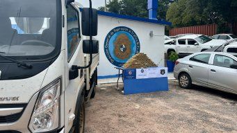 Foto: Subrayado. Droga incautada en Tacuarembó, y el camión que fue utilizado para trasladarla.