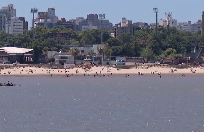 gente-playa-costa-montevideo.jpg