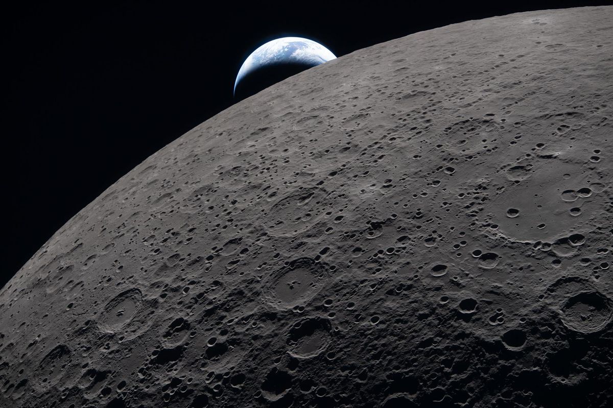 Imagen que capta la puesta de sol de la Tierra, desde la nave espacial Orion, a las 18:41 del lunes 6 de abril de 2026. Foto: NASALa Tierra de un azul tenue con brillantes nubes blancas se pone tras la superficie lunar cracterizada. La parte oscura de la Tierra está experimentando la noche. En el lado diurno de la Tierra, se observan nubes arremolinadas sobre la región de Australia y Oceanía.&nbsp;Crédito: NASA.&nbsp;