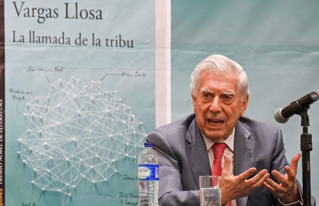 Vargas Llosa presenta su libro La llamada de la tribu en Bogotá en abril de 2018. 