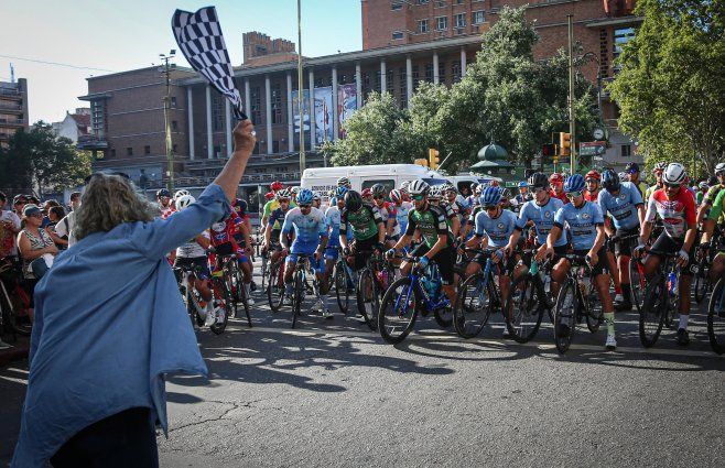 Foto: FocoUy. Largada de Rutas de América, este domingo, en Montevideo.