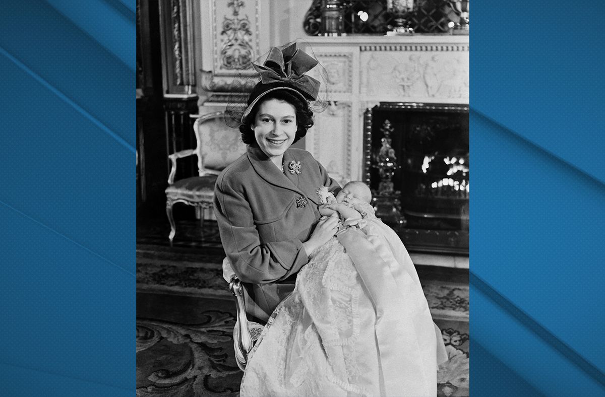 Fotografía tomada el 15 de diciembre de 1948 que muestra a la futura reina Isabel II de Inglaterra y su hijo, el príncipe Carlos. Foto: AFP