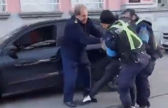 Captura de video. Detención frente a la jefatura de Policía de Maldonado.