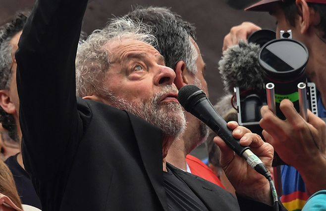 lula-libre-mirando-al-cielo-afp.jpg