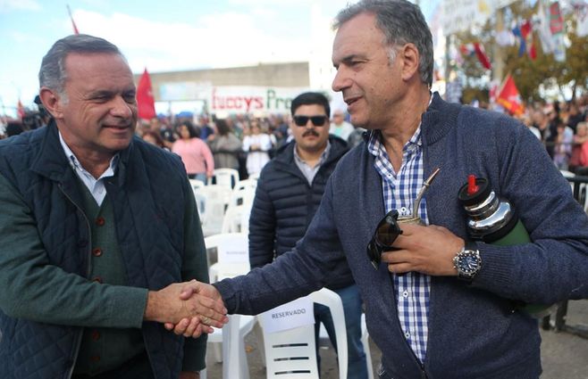 Saludo entre Yamandú Orsi y Álvaro Delgado en el Día de los Trabajadores. Foto: FocoUy.