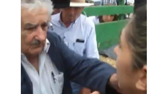 Una madre increpó a Mujica por un incendio en aulas prefabricadas