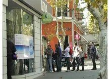 Argentinos hacen cola durante varias horas por el “dólar Colonia”