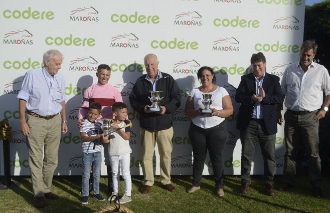 Dog Valiente turf (2).jpg