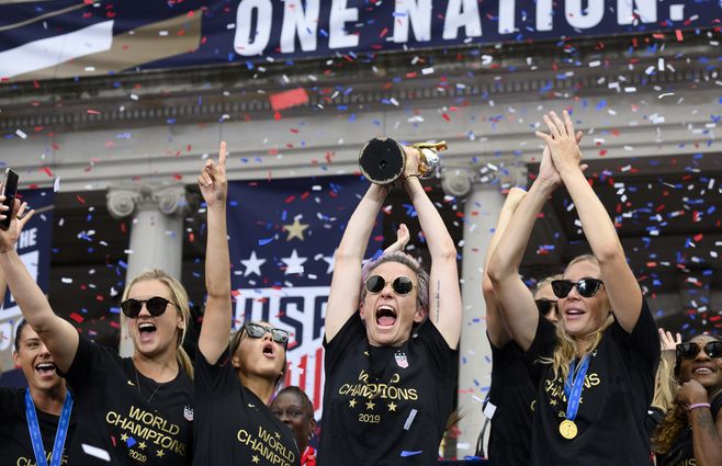 Megan Rapinoe (centro, con la copa en las manos) hizo un discurso anti-establishment