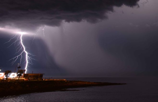 tormenta-montevideo-rayo-costa.jpg