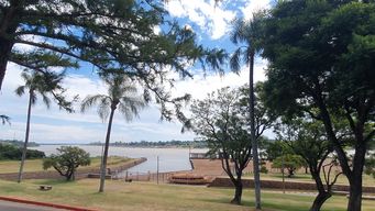 un hombre que caminaba por la costanera de salto encontro una granada entre los pastos