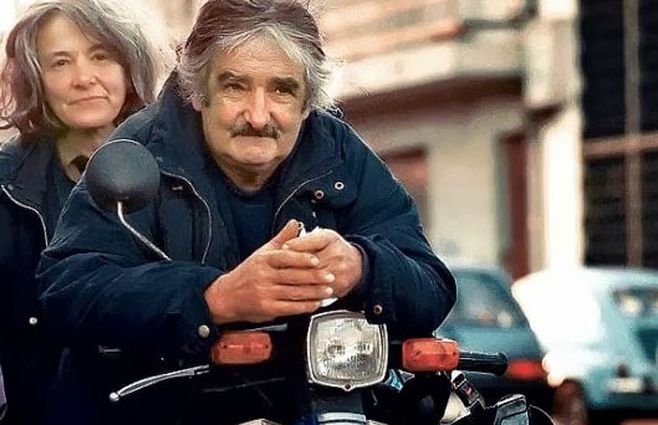 Mujica inició su carrera parlamentaria en 1994. Su llegada al parlamento fue un suceso ya que lo hacía en moto. Aquí con su pareja Lucía Topolansky, quien se transformó en influyente política
