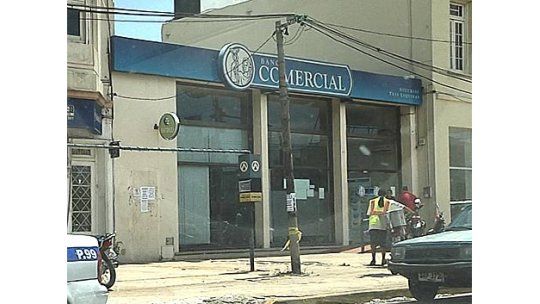 Iba a depositar U$S 20.000 y la robaron en la puerta del banco