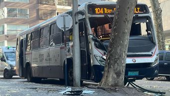 un omnibus de la linea 104 con una decena de pasajeros a bordo choco contra un arbol en pocitos