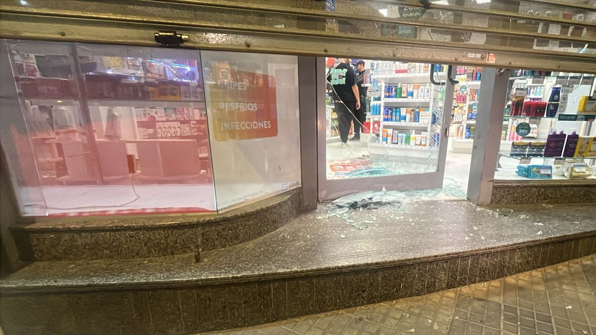 Robo piraña en el barrio Tres Cruces: cuatro delincuentes asaltaron una farmacia y hubo una persecución