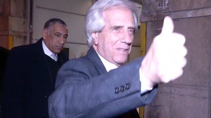 Foto: el presidente Vázquez sonríe y levanta el pulgar cuando ingresa a la mutualista La Española.