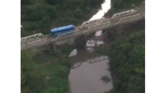 Ruta 8 sigue cortada; construyen alcantarilla provisoria
