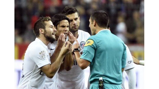 Polémica expulsión de Cavani en PSG