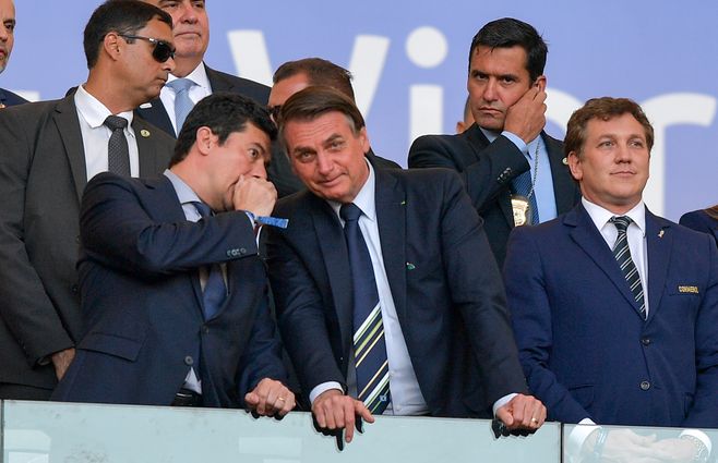 Moro habla con Bolsonaro durante la final Brasil-Perú por Copa América. Fue su última aparición pública oficial. El 20 debería volver a su cargo.&nbsp;