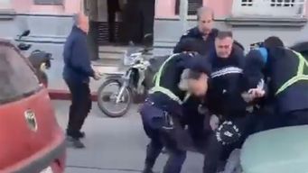 Captura de video. Detención frente a la jefatura de Policía de Maldonado. &nbsp;