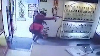 delincuentes atracaron una joyeria y se llevaron us$ 25.000; todo quedo registrado