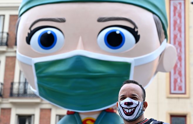LOos madrile&ntilde;os homenajean a los super trabajadores de la salyd. Los hospitales est&aacute;n por encima del 100% de sus posibilidades atendiendo los contagios&nbsp;