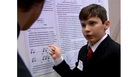 Tiene 14 años y coeficiente intelectual superior al de Einstein