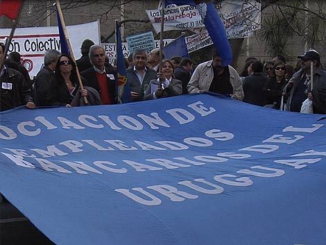 Bancarios protestaron contra convenio que propone el gobierno