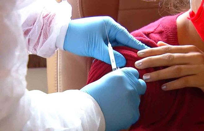 VACUNA-GRIPE-MANOS-JERINGA.jpg