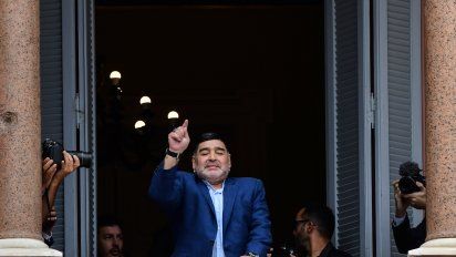 maradona saludo desde balcon de casa rosada tras ser recibido por presidente argentino
