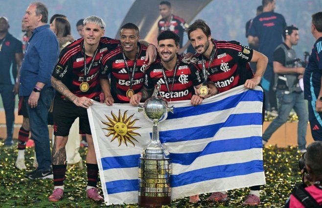 Varela, De Arrascaeta, Nico de la Cruz y Viña con la Copa Libertadores. Foto: AFP