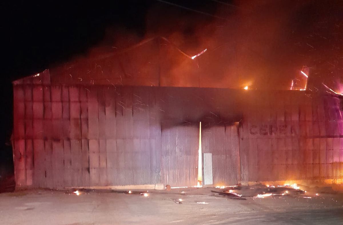 Foto: Bomberos. El incendio comenzó ceca de la medianoche de este miércoles.