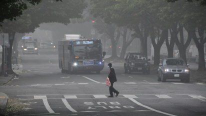 Un hombre cruza la calle en Portland, Oregon, el 14 de septiembre de 2020