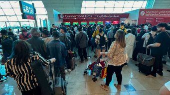 Foto: AFP. Viajeros en el aeropuerto de Dubái.