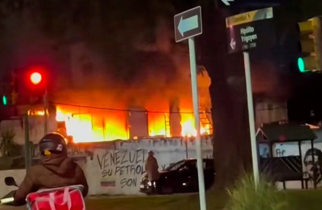 Pérdidas totales tras incendio generalizado en un local abandonado, a metros de Avenida Italia