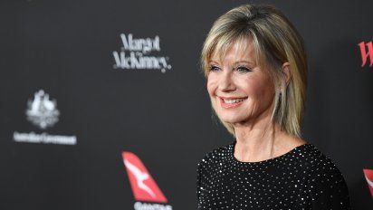 olivia newton-john revelo que lucha contra el cancer por tercera vez
