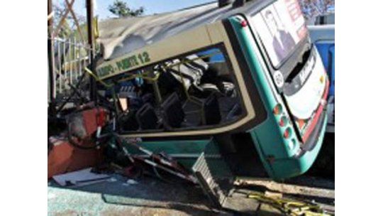 Otro choque entre colectivo y tren en Argentina: 90 heridos